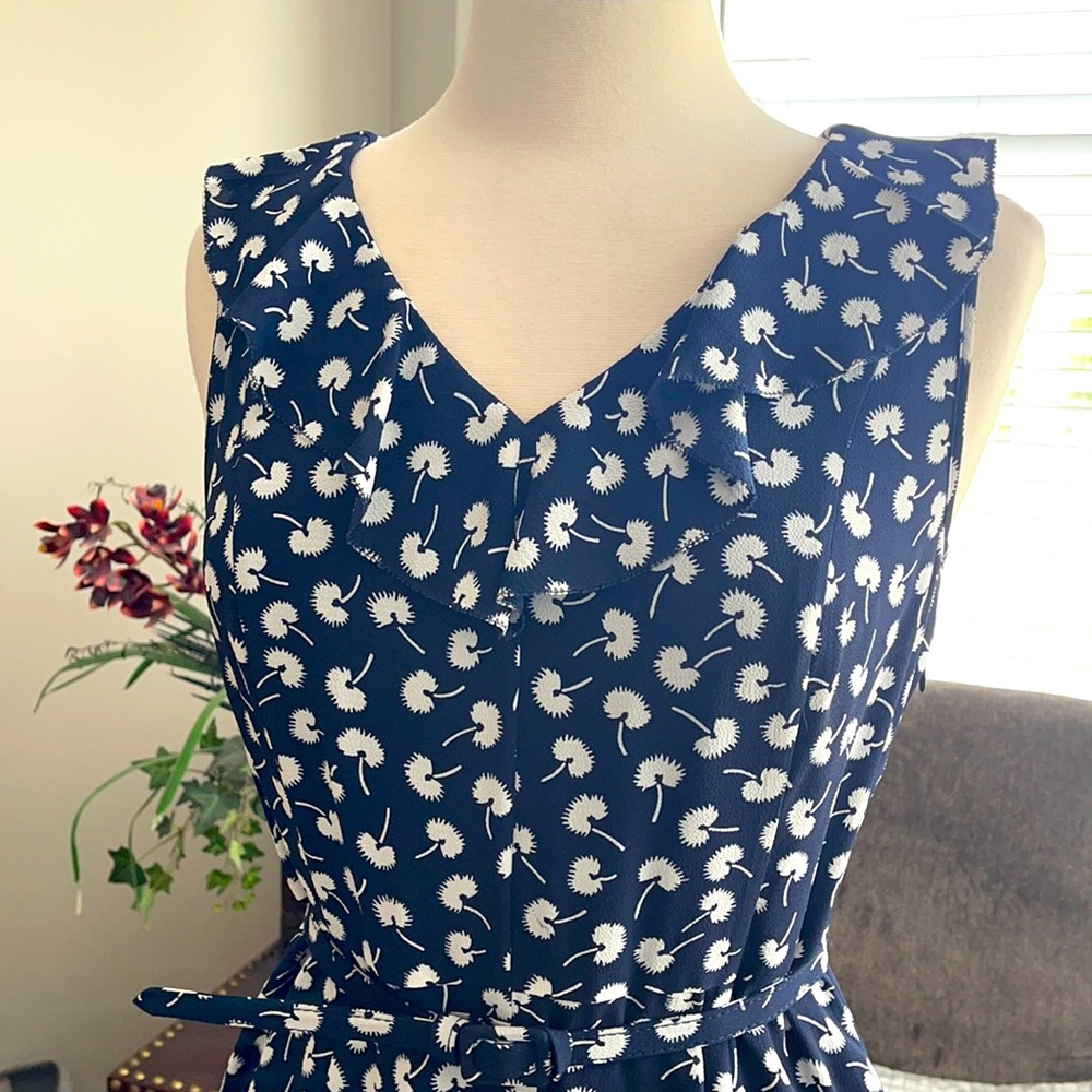 Talbots Navy/White Sz S crepe dress w/belt, gores for fullness on bottom. EUC